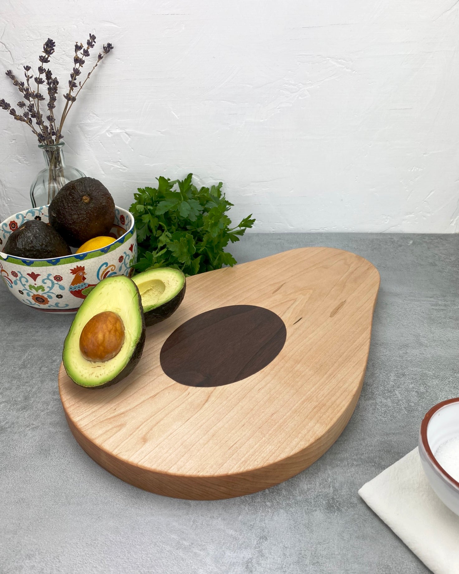 Free Photo  Delicious avocado in a cutting board side view on a wooden